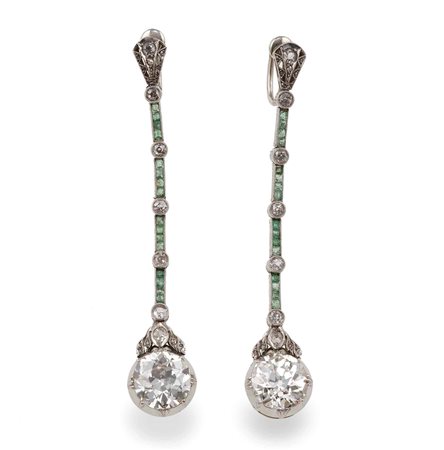Orecchini pendenti con diamanti di vecchio taglio di ct 3.35 e ct 3.59 circa e piccoli smeraldi