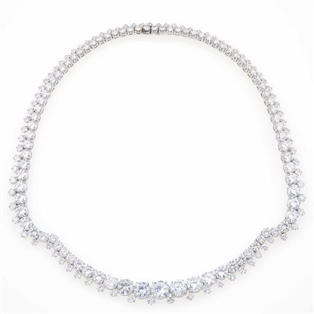 Rivière composta da 168 diamanti taglio brillante e diamanti taglio a scudo, per ct 46.00 circa