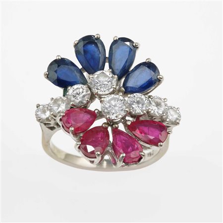 Anello con diamanti, zaffiri e rubini