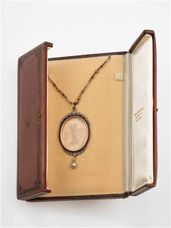 Châtelaine con perle naturali e cristallo di rocca inciso