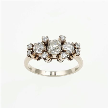 Coppia di anelli uno con smeraldo ed uno con diamanti di vecchio taglio