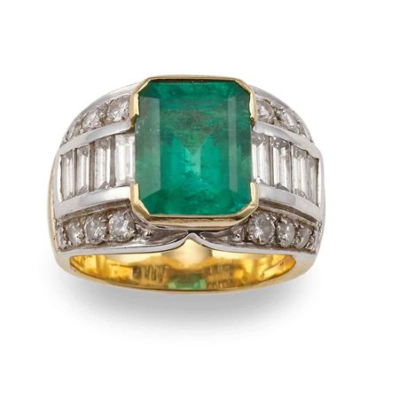 Anello con smeraldo Colombia di ct 6.66 circa e diamanti a contorno