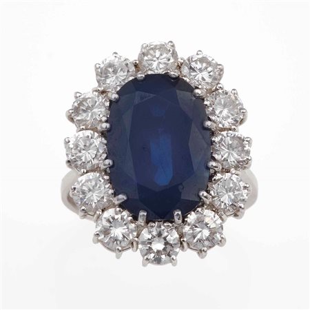 Anello con zaffiro Australia di ct 8.50 circa e diamanti taglio brillante per ct 2.40 circa, a contorno