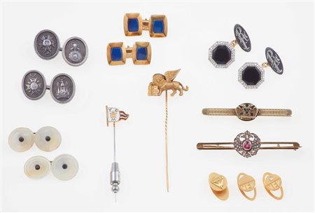 Lotto composto da quattro paia di bottoni da polso, bottoni da sparato, due spille e due spilloni da cravatta