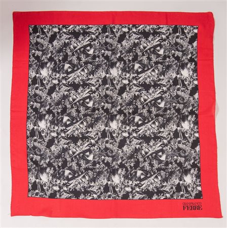 GIANFRANCO FERRÈ Foulard con motivo marino di conchiglie sui toni del bianco,...