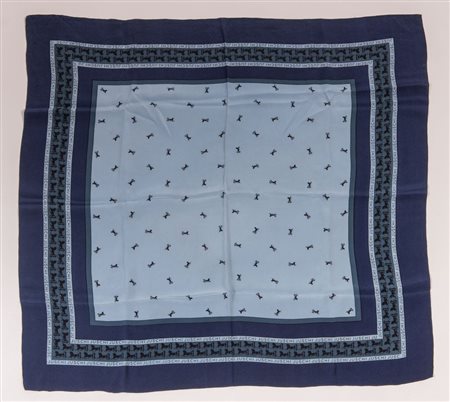 JUSCHI Foulard in seta sui toni del blu e celeste. Cm 73x68. Reca firme...