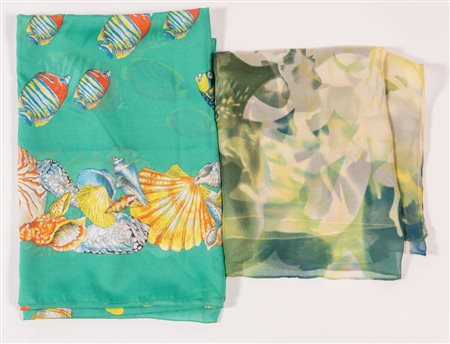 GALITZINE Lotto composto da due foulard con motivi sui toni del verde....