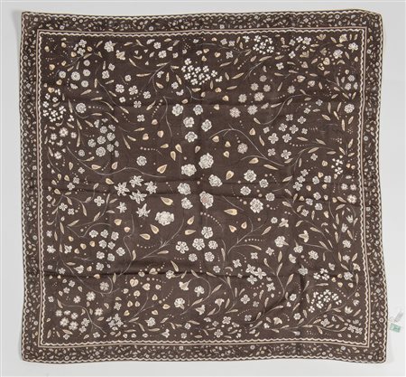 PUCCI Foulard in seta con motivo floreale sui toni del marrone. Cm 89x89....