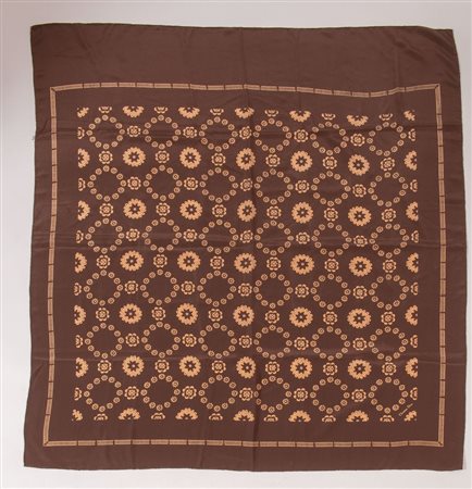 CHRISTIAN DIOR Maxi foulard in seta sui toni del marrone. Cm 115x126. Reca...