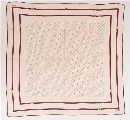 GUCCI Foulard in seta color avorio con motivo GG. Cm 84x84.