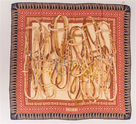 GUCCI Foulard in seta sui toni del beige, blu e rosa. Anni '70. Cm 84x86....