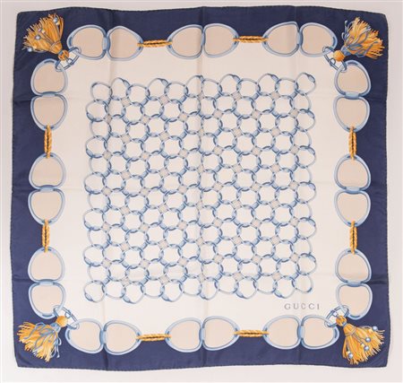 GUCCI Foulard in seta sui toni del bianco, azzurro e blu. Cm 84x84....