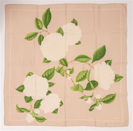 CHANEL Foulard in seta con disegno di camelie sui toni del cipria e del...