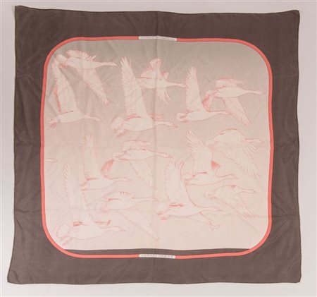 HERMÈS Foulard in seta "Oiseaux Migrateurs" by Caty Latham, 1977. Cm 89x86....