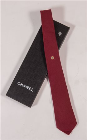 CHANEL Cravatta in seta e lana bordeaux con catenella in metallo sul retro....