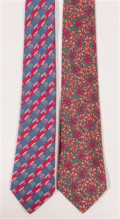 HERMÈS Lotto composto da due cravatte cravatte di diverso colore e fantasia....