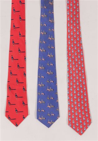 HERMÈS Lotto composto da tre cravatte di diverso colore e fantasia....