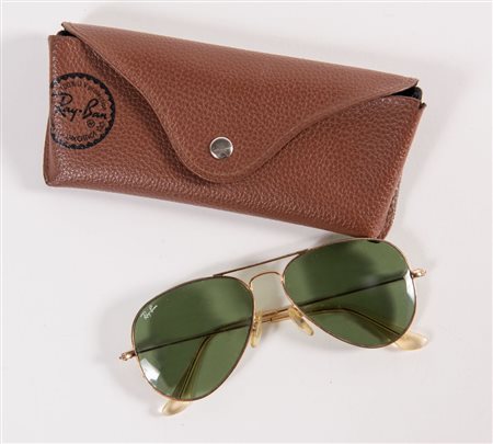 RAY-BAN Occhiali da sole modello Aviator classic. Recano marchi Ray-Ban e...