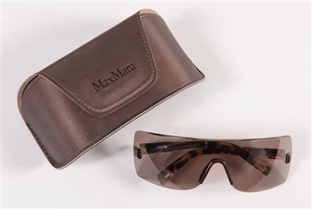 MAX MARA Occhiali da sole modello Malibu. Recano marchi Max Mara e codice di...