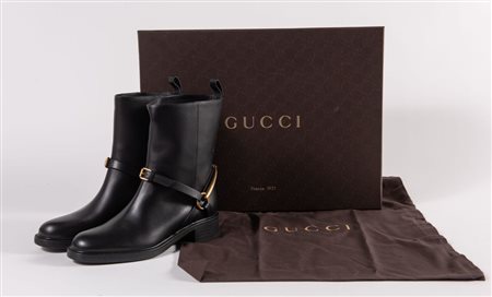GUCCI Stivaletti in pelle con dettagli a staffe in metallo dorato. Riportano...