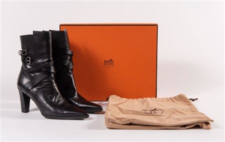 HERMÈS Stivaletti in pelle nera con tacco e dettagli della chiusura con...