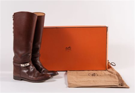 HERMÈS Stivali alti in pelle marrone con dettagli in metallo argentato....
