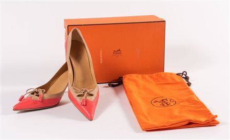 HERMÈS Decollete in pelle beige e corallo con lavorazione a coda di rondine e...