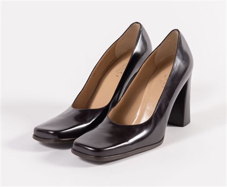 GUCCI Decollete con punta squadrata in pelle marrone. Riportano taglia 41 C....