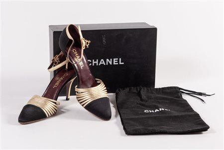 CHANEL Decollete in seta nera con rifiniture in pelle oro e dettaglio della...