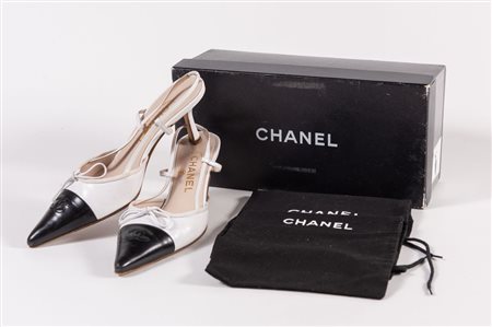 CHANEL Decollete in pelle bianche e nere con tallone scoperto dettaglio del...
