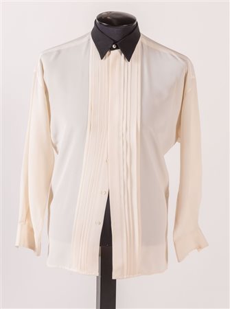 GIANNI VERSACE Camicia in seta color panna con colletto nero. Riporta taglia...