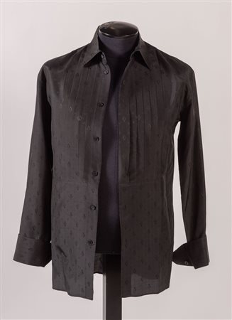 GIANNI VERSACE Camicia in seta nera logata GV tono su tono. Reca etichetta...