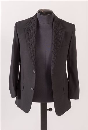 GIANNI VERSACE Giacca in seta nera con dettaglio del colletto intrecciato....