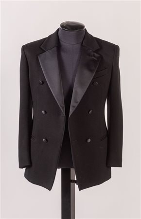 GIORGIO ARMANI Giacca in viscosa doppiopetto sui toni del nero. Riporta taglia 48. interno rifinito in tessuto sintetico nero. 