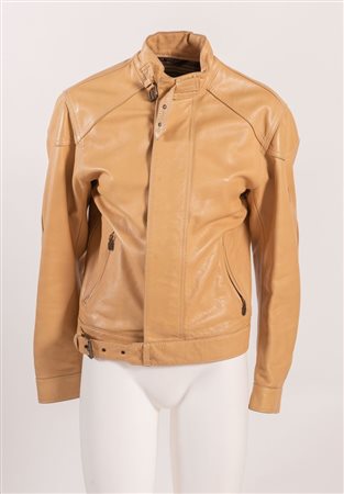 BELSTAFF Giacca in pelle beige con dettagli in metallo. Riporta taglia 42....