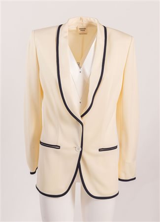 HERMÈS Blazer in viscosa color panna con rifiniture nere. Riporta taglia 38....