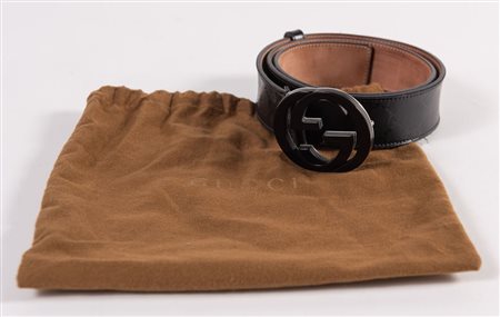 GUCCI Cintura in pelle nera logata con fibbia in metallo argentato e laccato...