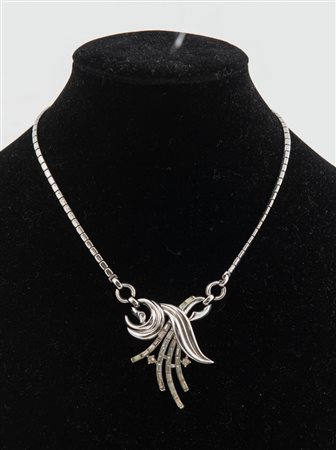 TRIFARI Collier in metallo argentato con pendente centrale decorato con...