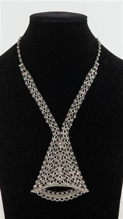 HOBE' Collier in metallo argentato realizzato come una maglia decorata con...