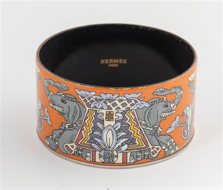 HERMÈS Bracciale a fascia rigida smaltato raffigurante elefanti e motivi...