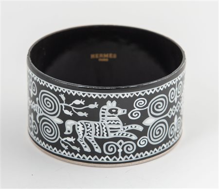 HERMÈS Bracciale a fascia rigida smaltato raffigurante motivi decorativi sui...