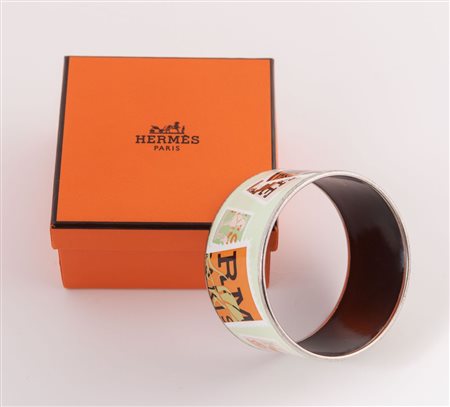 HERMÈS Bracciale a fascia rigida smaltato raffigurante motivi decorativi sui...