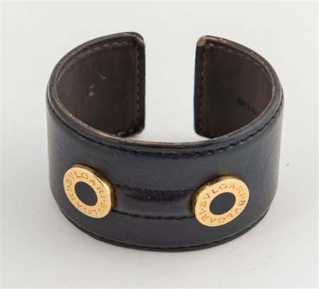 BULGARI Bracciale rigido in pelle liscia nera con dettagli in metallo dorato...