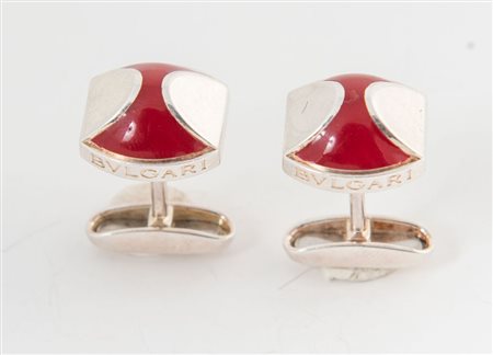 BULGARI Gemelli in argento 925 smaltati bordeaux. Cm 2x2x2,5 cad. Ciascuno...