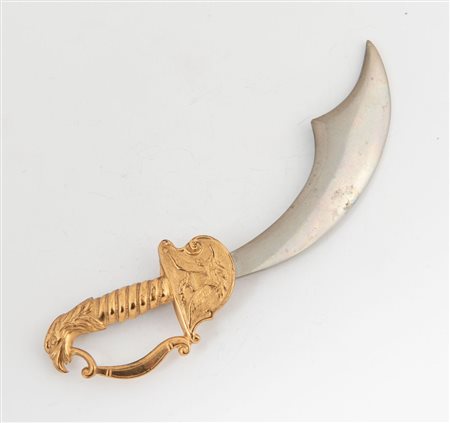 CORO Spilla a forma di sciabola in metallo dorato e argentato. Anni '40. Cm...