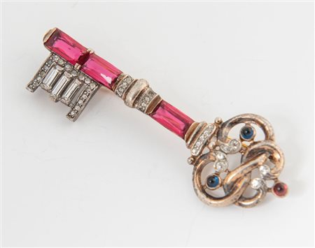 TRIFARI Spilla a forma di chiave realizzata in argento sterling dorato e...