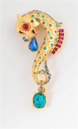 TRIFARI Spilla a forma di cavalluccio mitologico in metallo dorato arricchito...