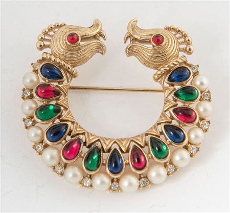 TRIFARI Spilla con richiamo mitologico in metallo dorato arricchita da pietre...