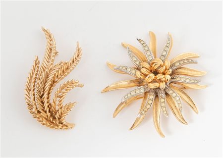 TRIFARI, CORO Lotto composto da due spille con motivo fogliaceo realizzate in...