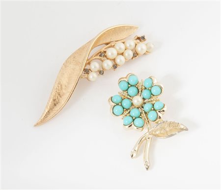 TRIFARI, SARAH COVENTRY Lotto composto da due spille floreali realizzate in...